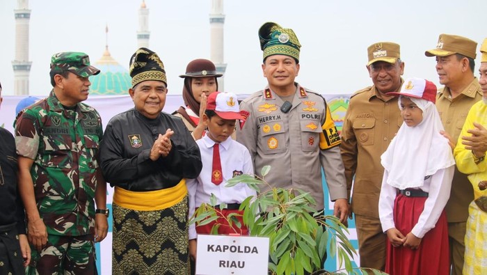 Kapolda Riau Gencarkan Aksi Hijau Polres