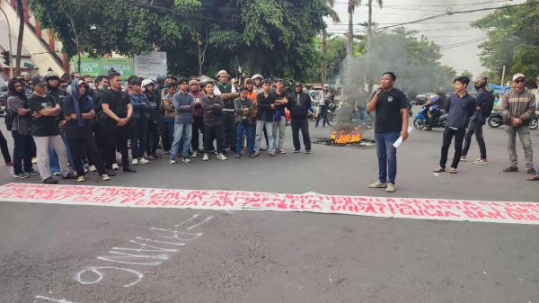 Kantor Bupati Gowa Didatangi Massa Demonstrasi